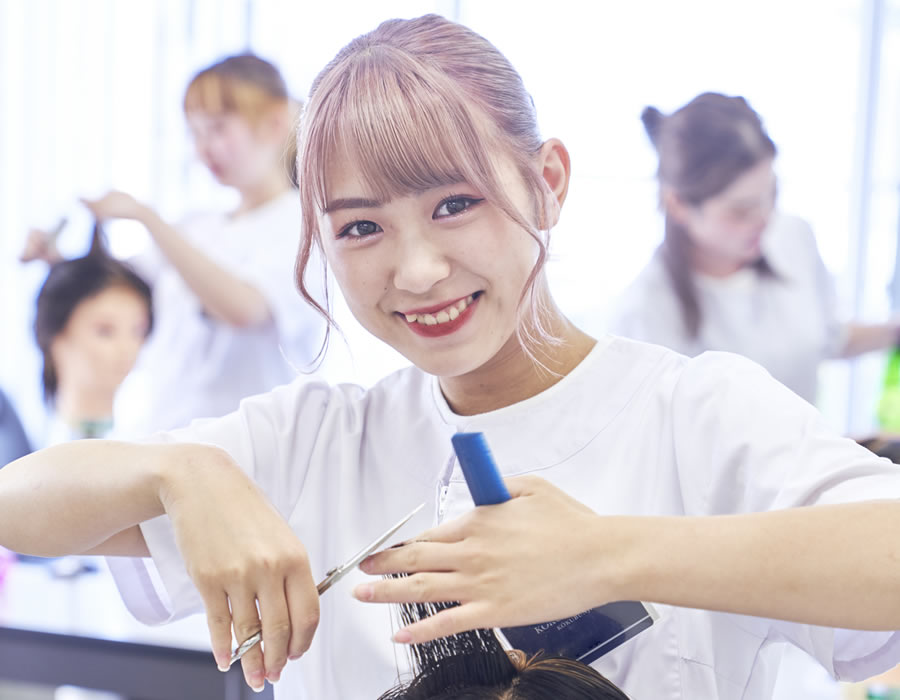 国際文化理容美容専門学校美容科の授業の様子