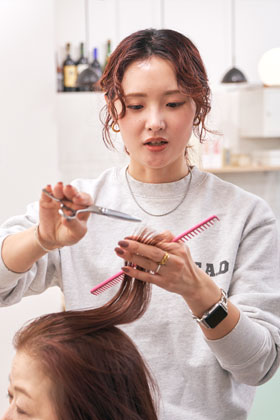 スタイリスト、美容師 大平 茜さん
