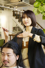 卒業生花岡みのりさん美容師、ヘアメイクとして勤務