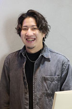 卒業生四戸侑太さん美容師として勤務