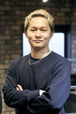 卒業生丸山桂典さん理容師として勤務