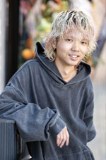 卒業生内海風我さん美容師として勤務