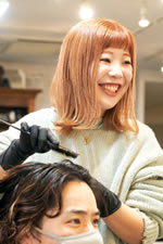 卒業生清宮朱莉さん美容師として勤務