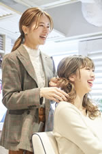卒業生冨樫美沙さんヘアスタイリストとしての勤務の様子