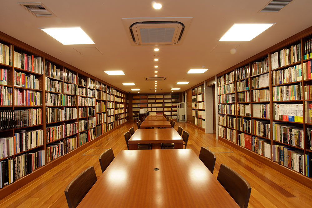 国際文化学園美容、理容の専門図書室