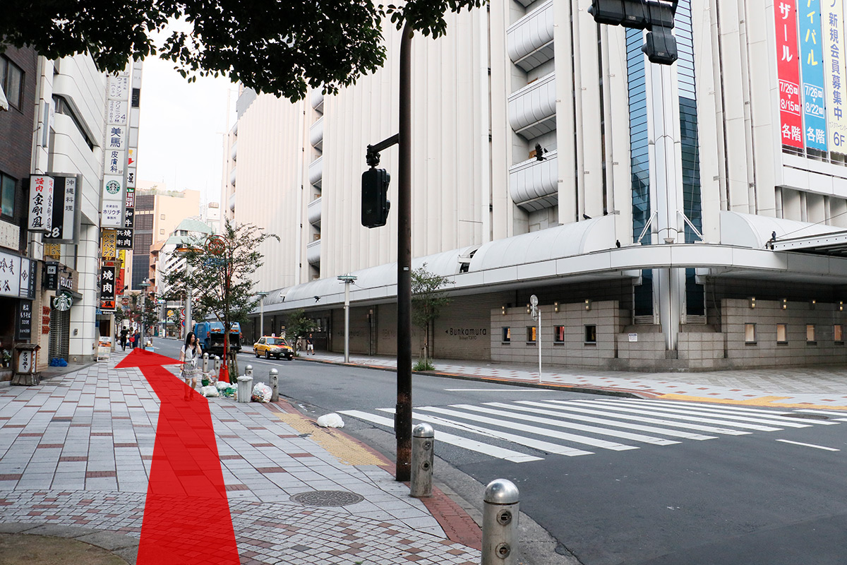 6) 東急本店の前に出たら、横断歩道を渡らずに歩道を左に進んで下さい