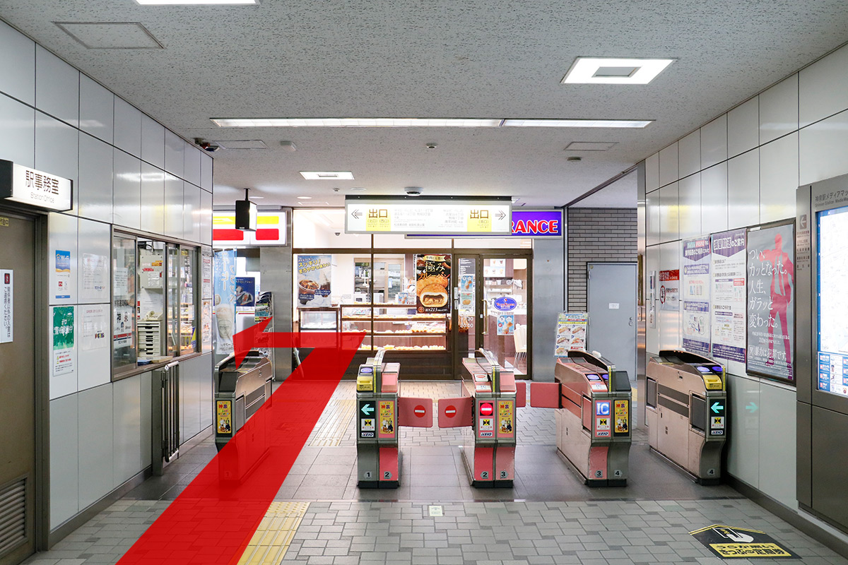 1) 神泉駅改札口を出たら左へ