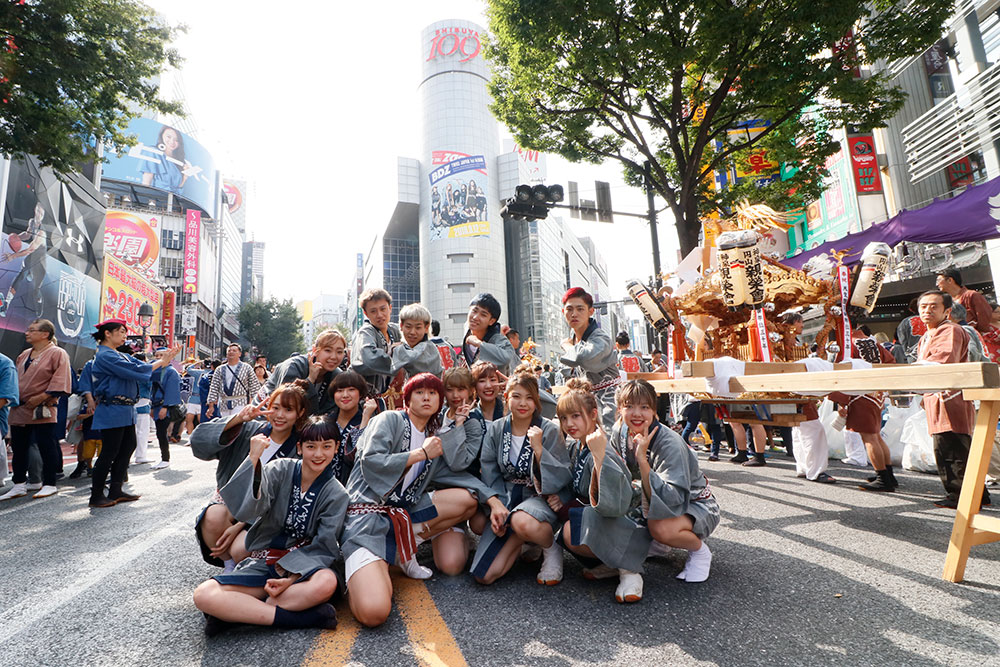 学生が渋谷地元のお祭りに参加している様子